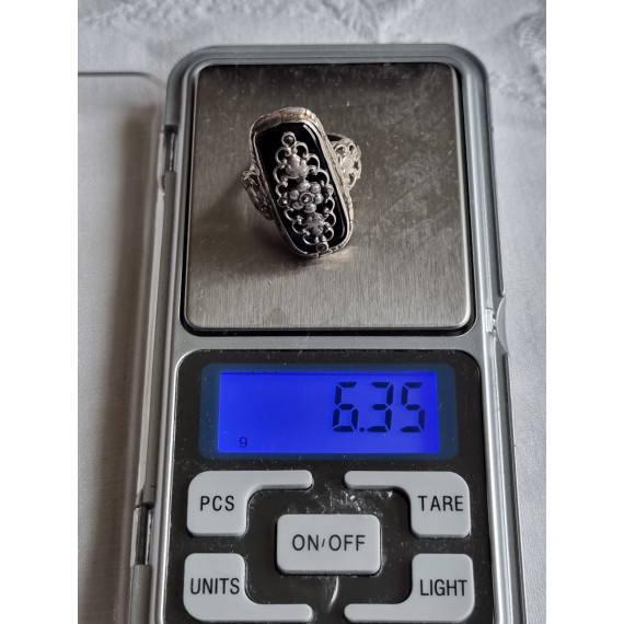 Smekker ring i 830 sølv, med sort onyx stein og flott pynt over, strl 56