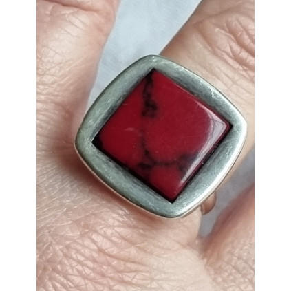 Stilistisk ring i 925 sølv, med flat, rød onyx stein, ringen i strl 58