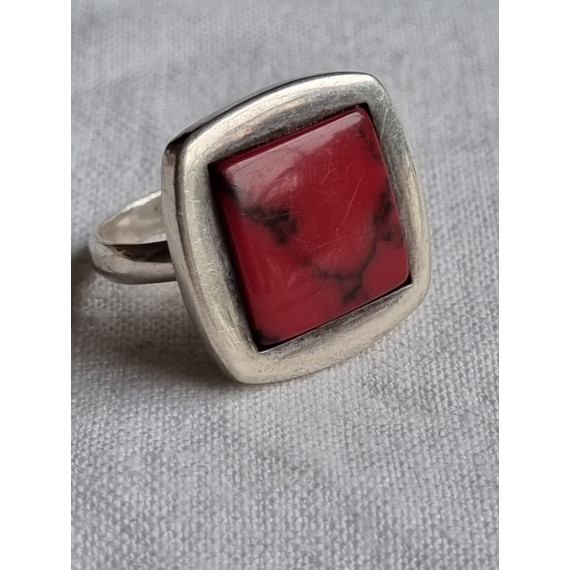 Stilistisk ring i 925 sølv, med flat, rød onyx stein, ringen i strl 58