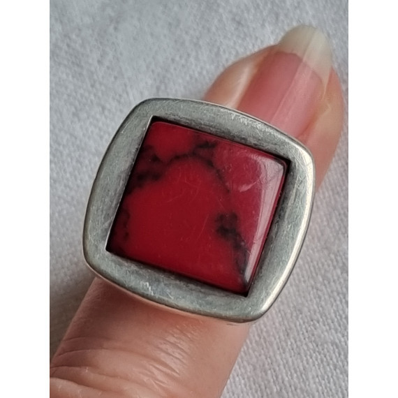 Stilistisk ring i 925 sølv, med flat, rød onyx stein, ringen i strl 58