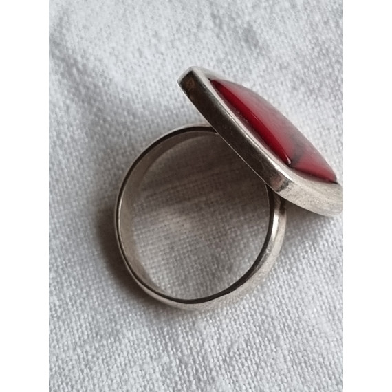 Stilistisk ring i 925 sølv, med flat, rød onyx stein, ringen i strl 58