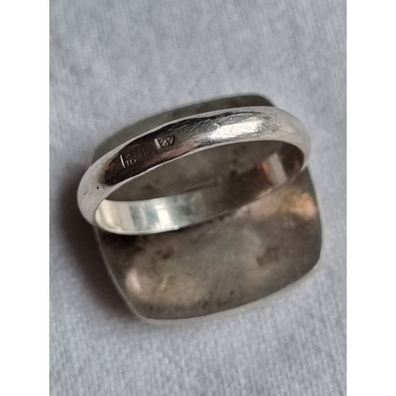 Stilistisk ring i 925 sølv, med flat, rød onyx stein, ringen i strl 58
