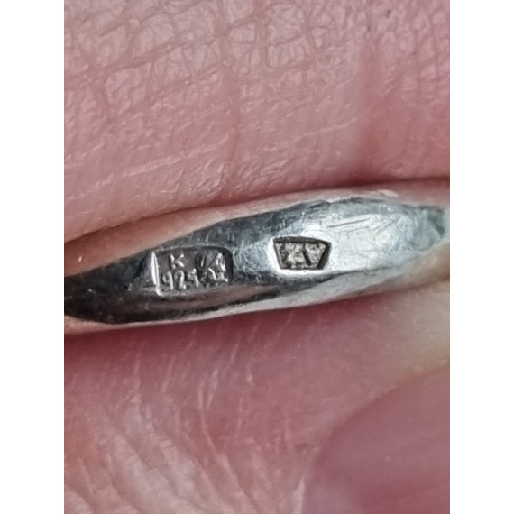 Stilistisk ring i 925 sølv, med flat, rød onyx stein, ringen i strl 58