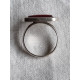 Stilistisk ring i 925 sølv, med flat, rød onyx stein, ringen i strl 58