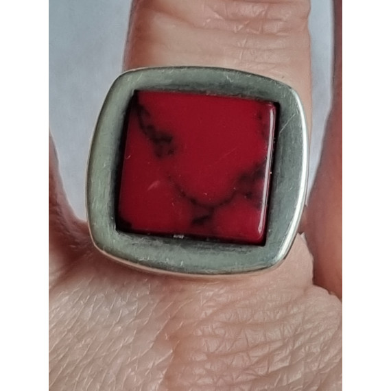 Stilistisk ring i 925 sølv, med flat, rød onyx stein, ringen i strl 58