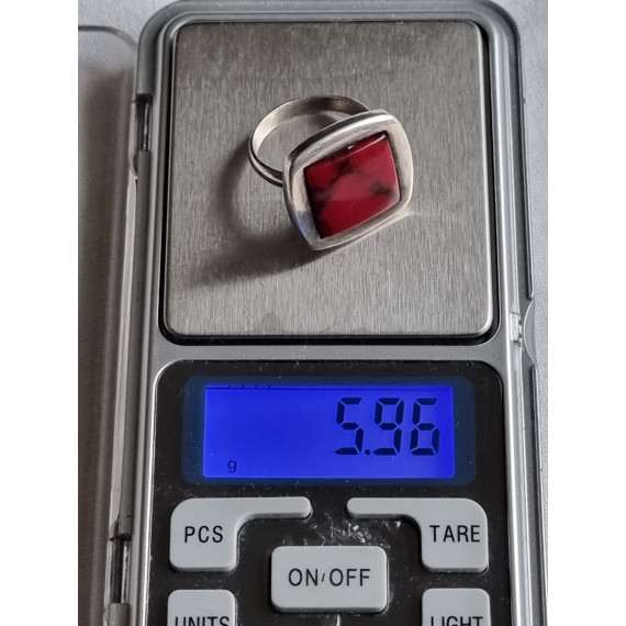 Stilistisk ring i 925 sølv, med flat, rød onyx stein, ringen i strl 58