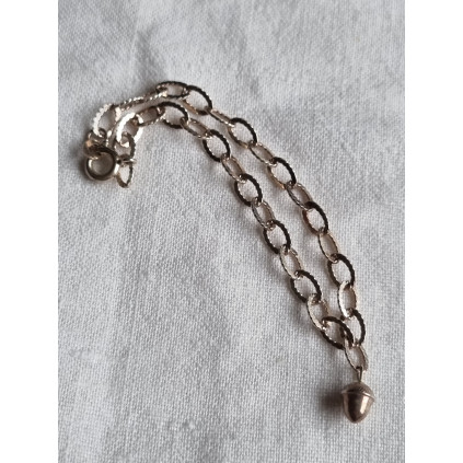 Flott og herlig armbånd i sølv, med hengende eikenøtt