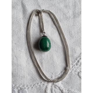 Panserkjede i blankt sølv, ca 50 cm langt x 2 mm, anheng med grønn stein
