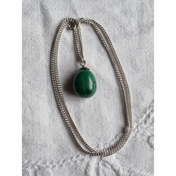 Panserkjede i blankt sølv, ca 50 cm langt x 2 mm, anheng med grønn stein