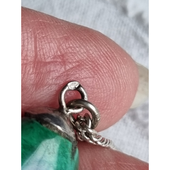 Panserkjede i blankt sølv, ca 50 cm langt x 2 mm, anheng med grønn stein