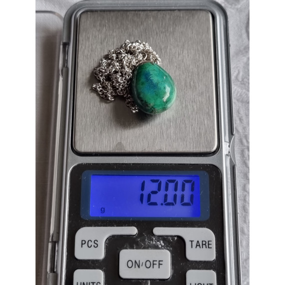 Panserkjede i blankt sølv, ca 50 cm langt x 2 mm, anheng med grønn stein