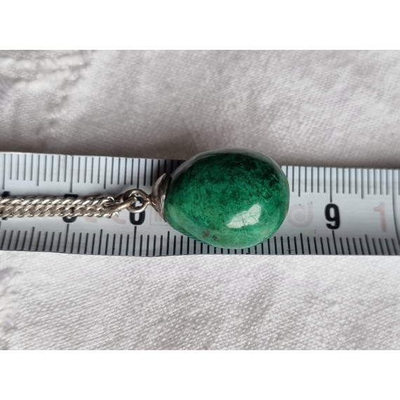 Panserkjede i blankt sølv, ca 50 cm langt x 2 mm, anheng med grønn stein