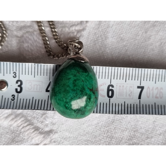 Panserkjede i blankt sølv, ca 50 cm langt x 2 mm, anheng med grønn stein