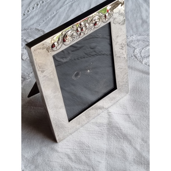 Håndhamret ramme i 830 sølv, ca 10 x 12 cm