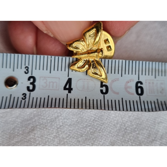 Ubrukt vintage Corocraft clutch pin, liten smykke brosje, pin, forgylt sommerfugl