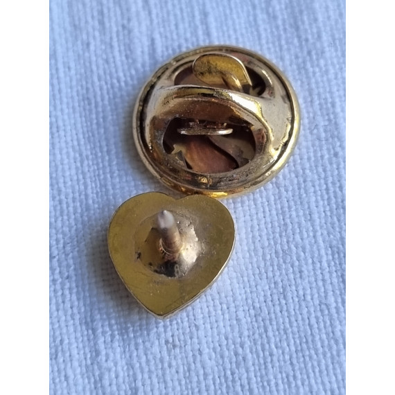 Ubrukt vintage selskaps pin, liten smykke brosje, pin, forgylt hjerte med steiner