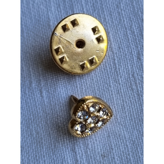 Ubrukt vintage selskaps pin, liten smykke brosje, pin, forgylt hjerte med steiner
