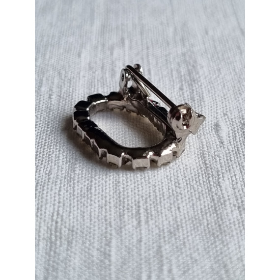 Liten oval nål med strass steiner rundt hele