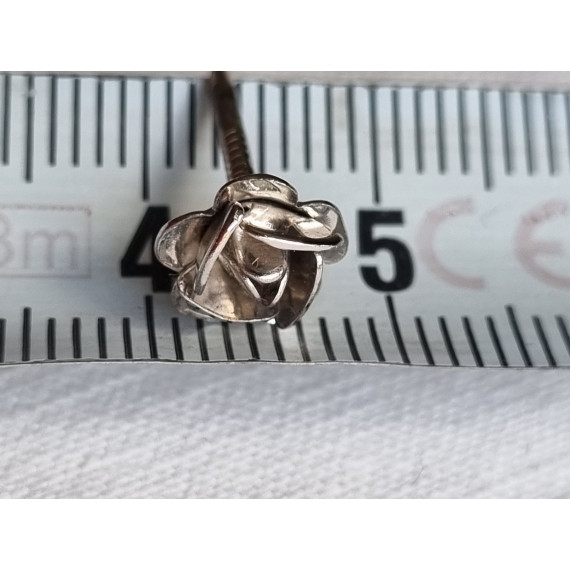 Liten selskapsnål, en rose i sølvfarget metall fra Corocraft