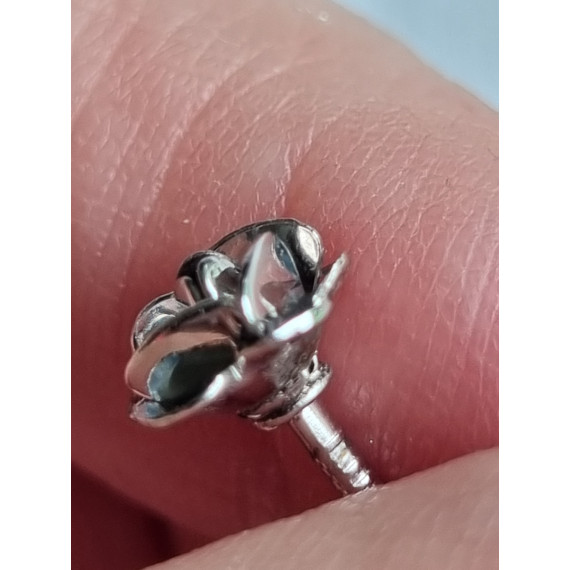 Liten selskapsnål, en rose i sølvfarget metall fra Corocraft