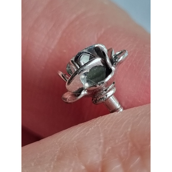 Liten selskapsnål, en rose i sølvfarget metall fra Corocraft