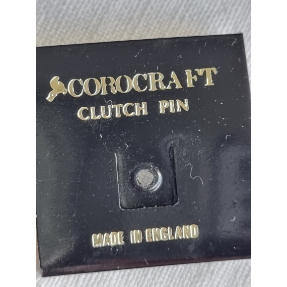 Liten selskapsnål, en rose i sølvfarget metall fra Corocraft