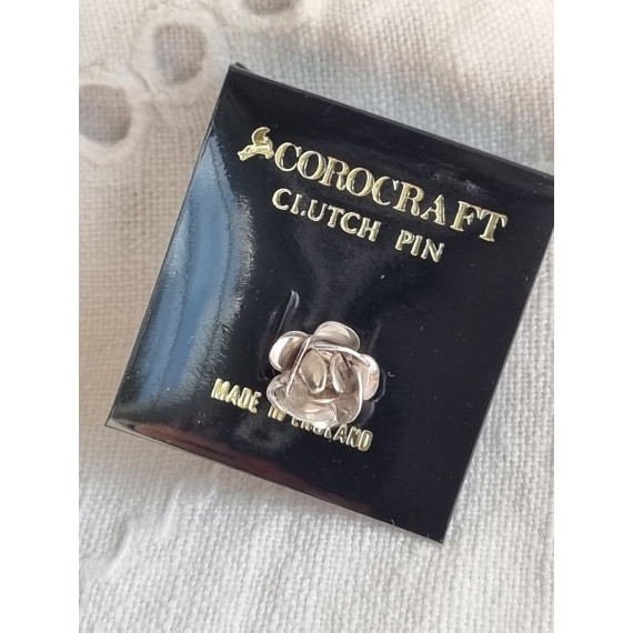 Liten selskapsnål, en rose i sølvfarget metall fra Corocraft