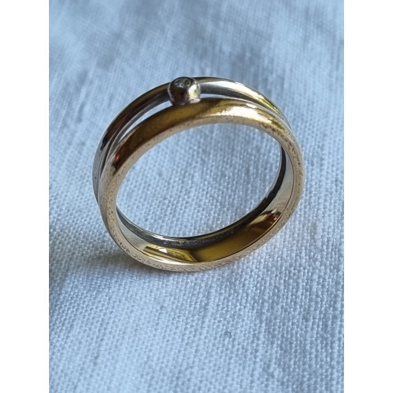 En gult/hvitt ring, i strl 53, med en 8/8 diamant, beregnet vekt 0,02 ct.