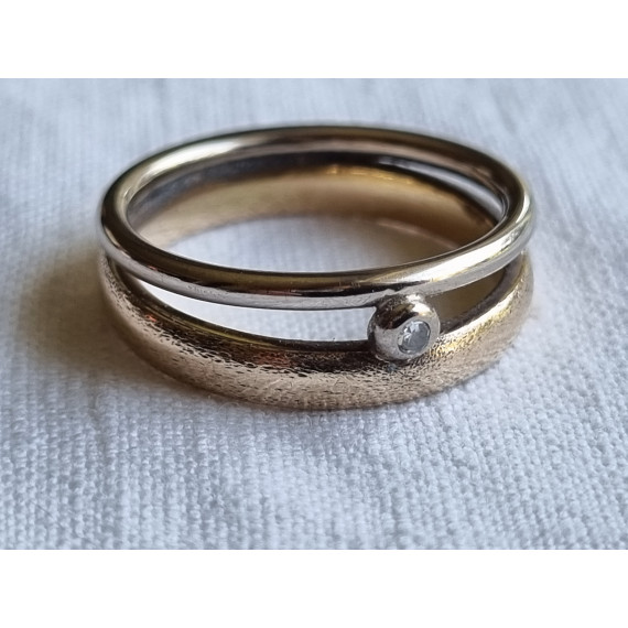 En gult/hvitt ring, i strl 53, med en 8/8 diamant, beregnet vekt 0,02 ct.