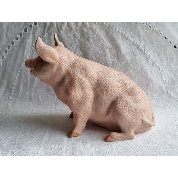 Herlig, mellomstor porselens figur, en sittende gris