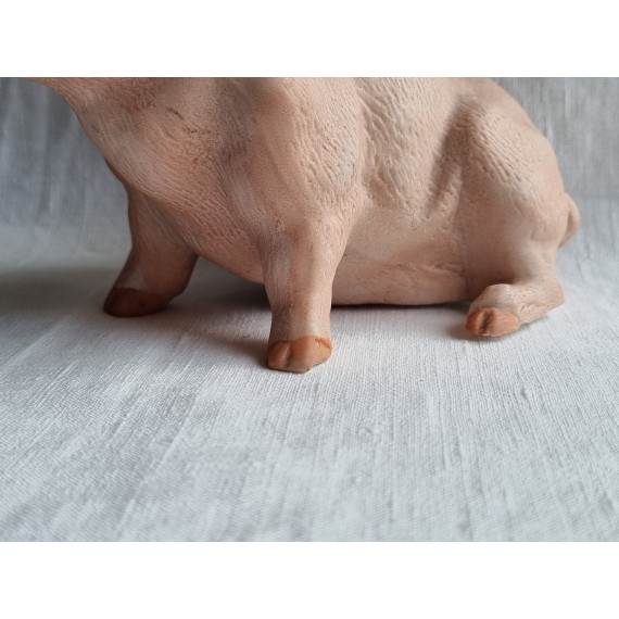 Herlig, mellomstor porselens figur, en sittende gris