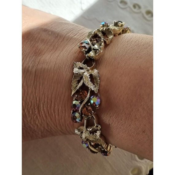 Lekkert, men godt brukt armbånd, gullfarget med glass-steiner