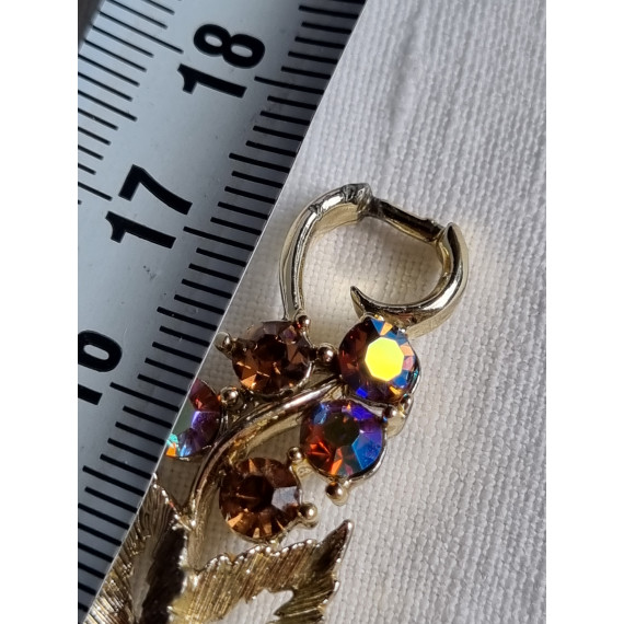 Lekkert, men godt brukt armbånd, gullfarget med glass-steiner
