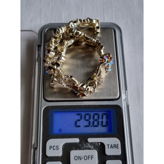 Lekkert, men godt brukt armbånd, gullfarget med glass-steiner