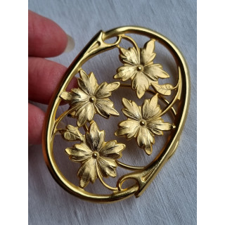 Nydelig forgylt skjerfklemme med oval ramme og blomster design