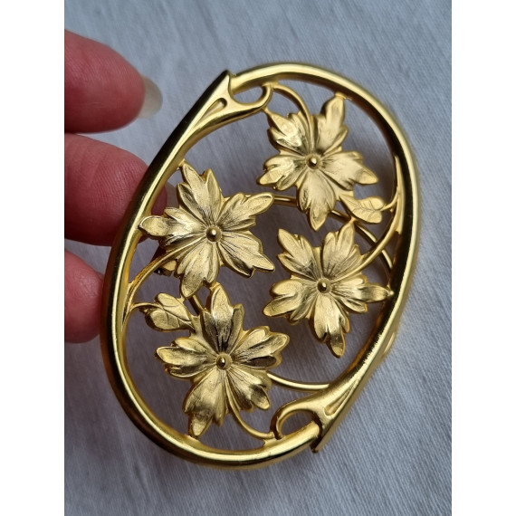 Nydelig forgylt skjerfklemme med oval ramme og blomster design