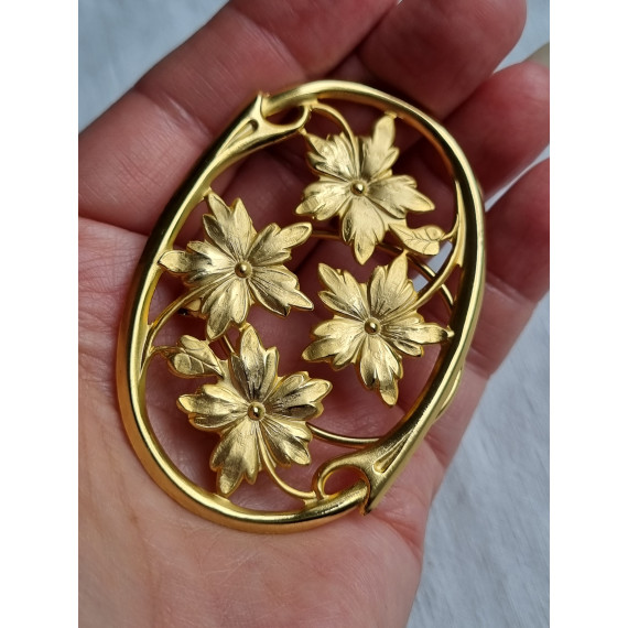 Nydelig forgylt skjerfklemme med oval ramme og blomster design