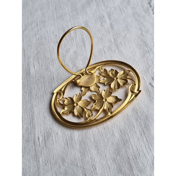 Nydelig forgylt skjerfklemme med oval ramme og blomster design