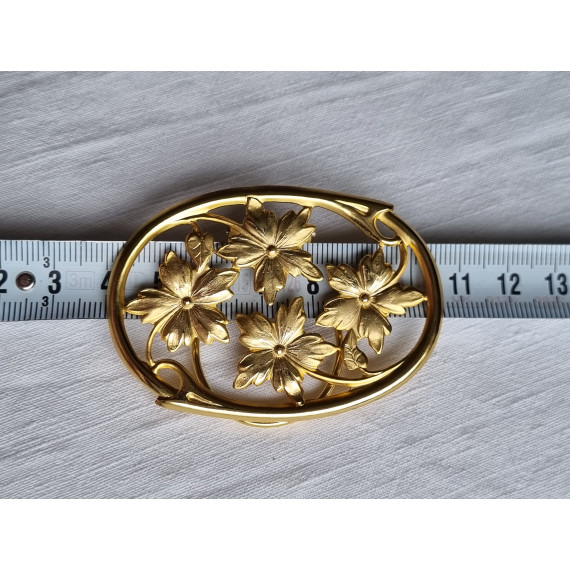 Nydelig forgylt skjerfklemme med oval ramme og blomster design