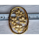 Nydelig forgylt skjerfklemme med oval ramme og blomster design