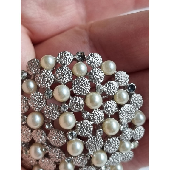 Lekkert smykke fra Trifari, med imiterte perler og diamanter
