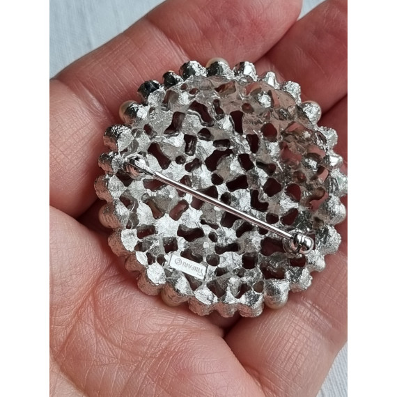 Lekkert smykke fra Trifari, med imiterte perler og diamanter