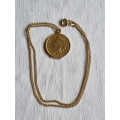 Helt særegent smykke, forgylt One cent fra 1904, gjort om til en medaljong