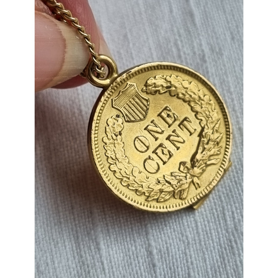Helt særegent smykke, forgylt One cent fra 1904, gjort om til en medaljong