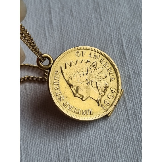 Helt særegent smykke, forgylt One cent fra 1904, gjort om til en medaljong