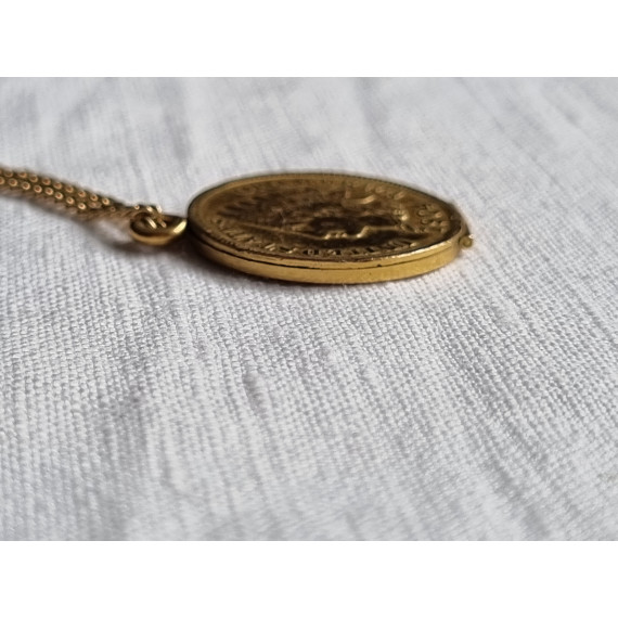 Helt særegent smykke, forgylt One cent fra 1904, gjort om til en medaljong