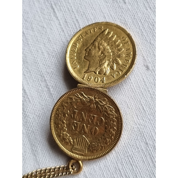 Helt særegent smykke, forgylt One cent fra 1904, gjort om til en medaljong