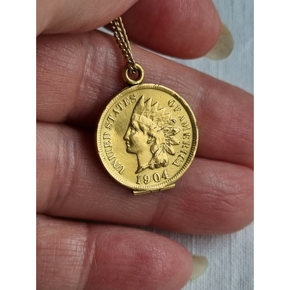 Helt særegent smykke, forgylt One cent fra 1904, gjort om til en medaljong