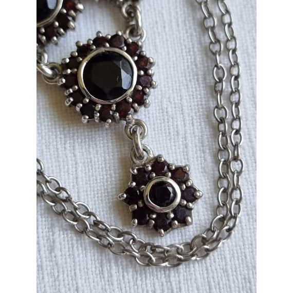 Nydelig hals collier smykke i 925 S, med granater, ca 46,5 cm, eller 44,5 cm langt