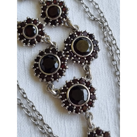 Nydelig hals collier smykke i 925 S, med granater, ca 46,5 cm, eller 44,5 cm langt